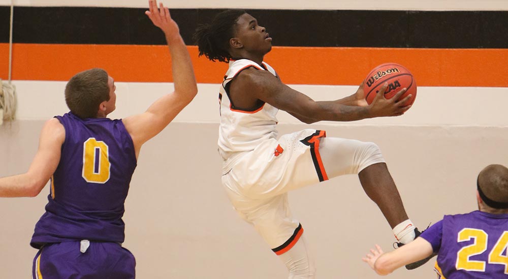 Men's basketball drops to second in SLIAC standings with loss at Blackburn
