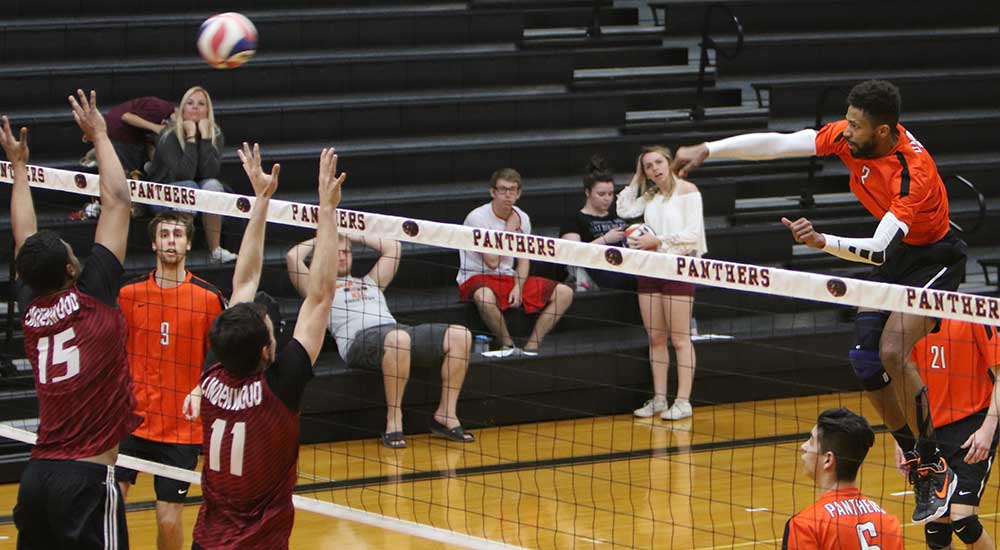 Men's volleyball finishes season with win over Loras