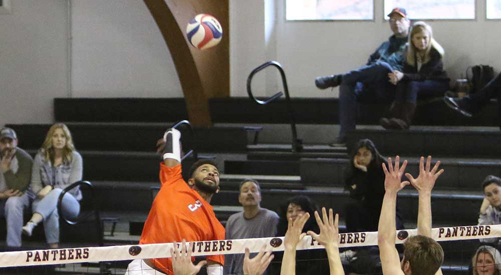 Men's volleyball defeated by Fontbonne in five