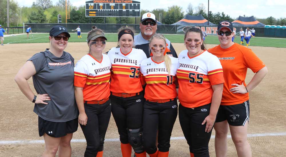 Softball honors seniors with doubleheader sweep over Spalding