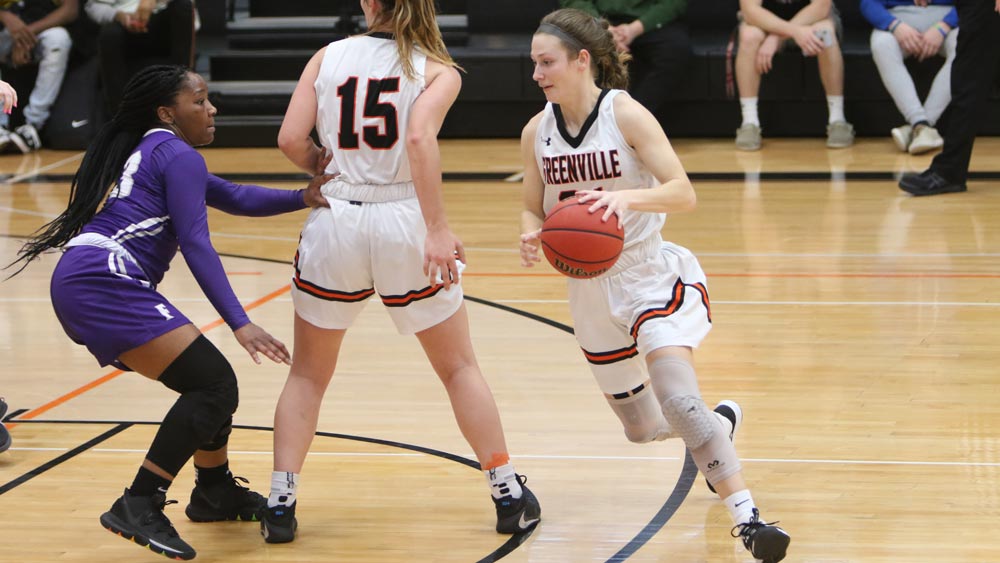 Women's basketball rallies but comes up short against Fontbonne