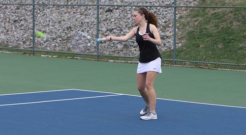Women's tennis drops match to Lewis and Clark