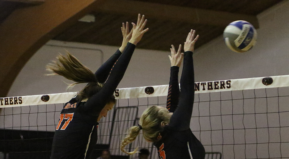 Women's volleyball picks up two conference wins