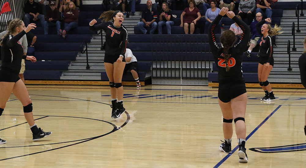 Women's volleyball takes two more SLIAC wins