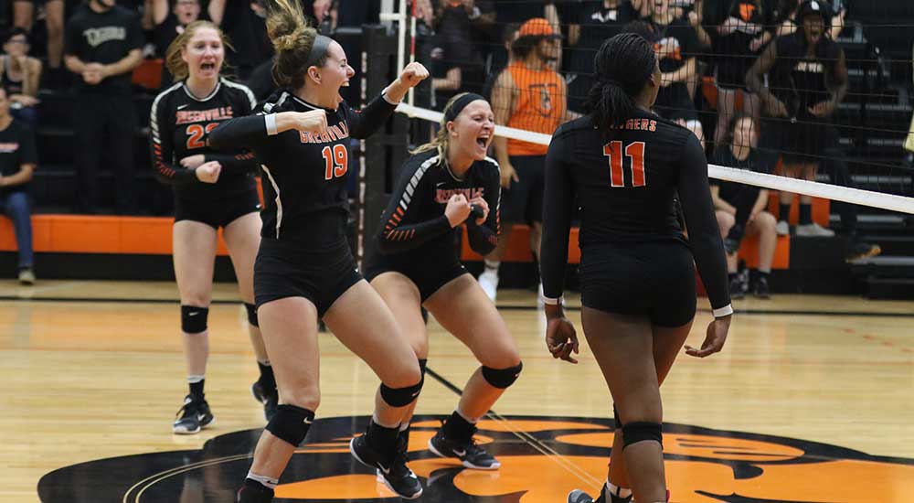 Women's volleyball records win over Spalding