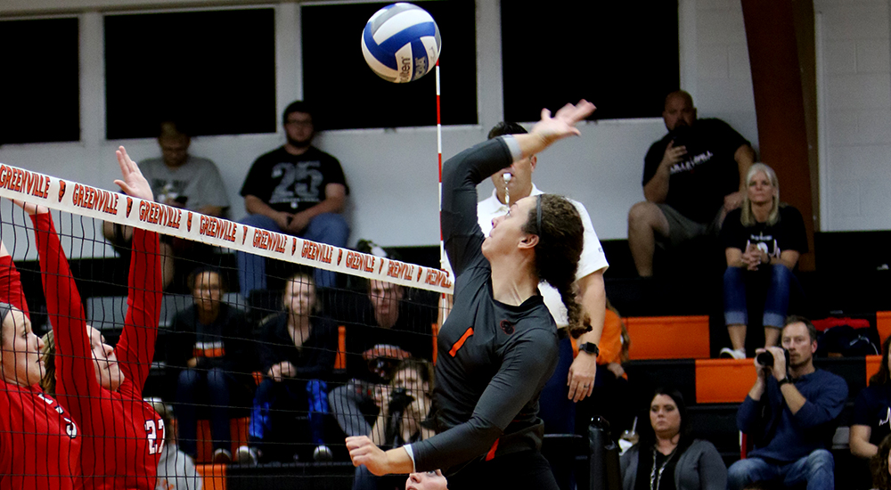 Women's volleyball splits day one at Benedictine