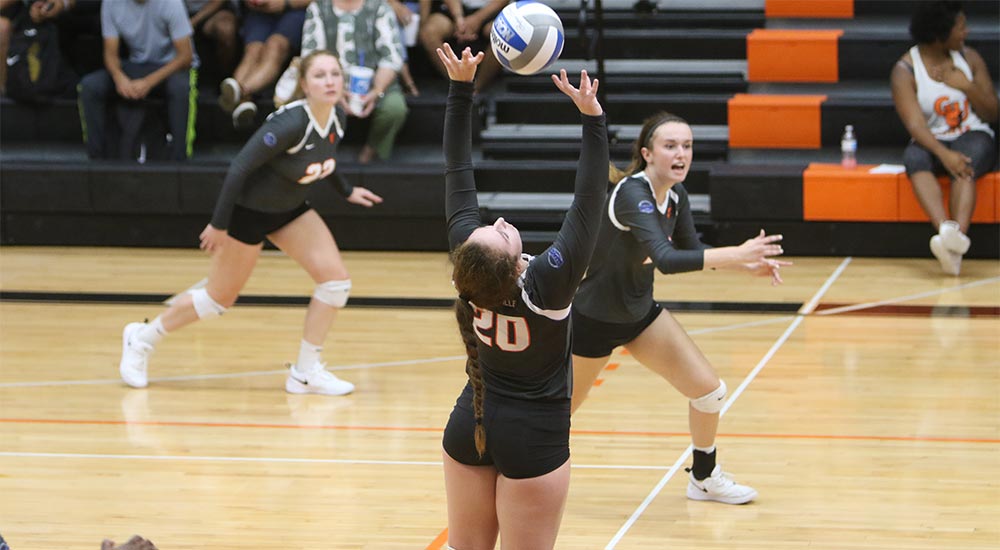 Women's volleyball routs Westminster and St. Mary-of-the-Woods