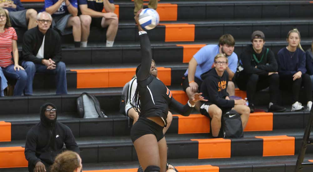 Women's volleyball adds fourth SLIAC victory