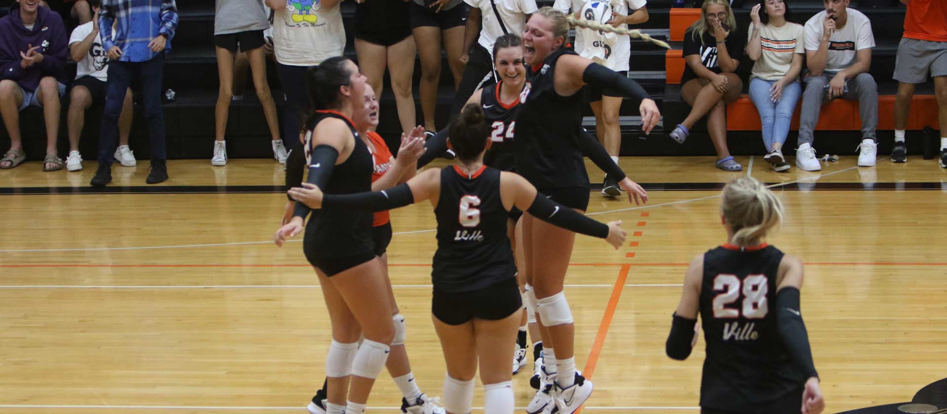 Women's volleyball bags win over undefeated Illinois College