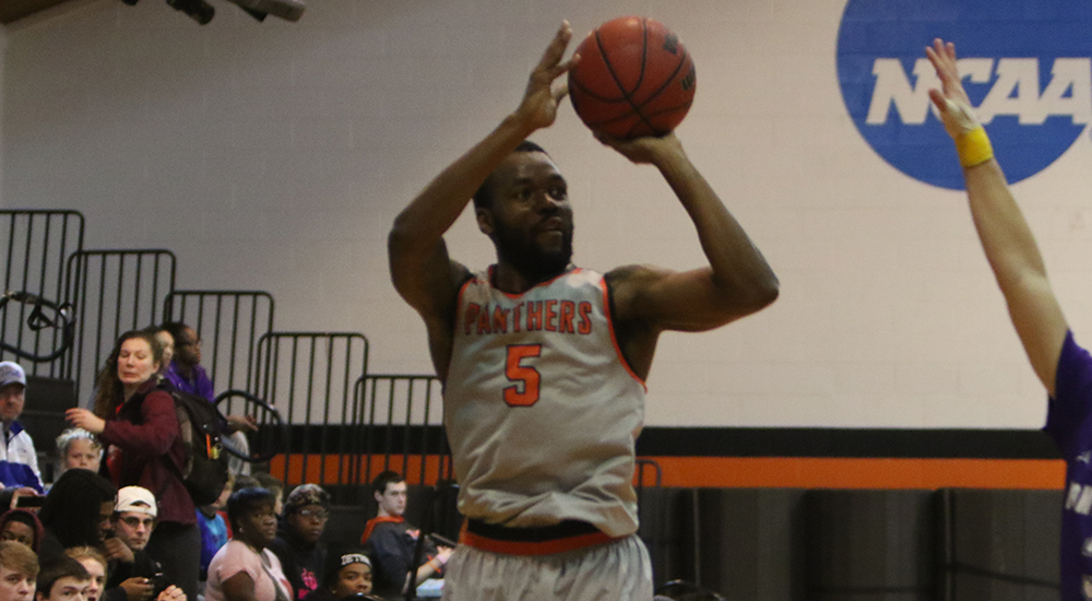 Men's basketball collects victory over Spalding