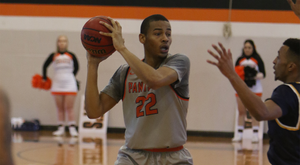 Men's basketball stays atop SLIAC with road win