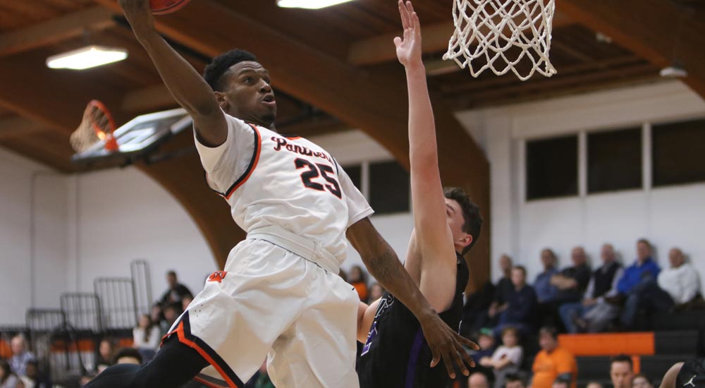 Men's basketball stopped by Webster in SLIAC Game of the Week