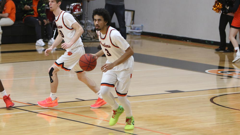 Men's basketball held off by Westminster on road