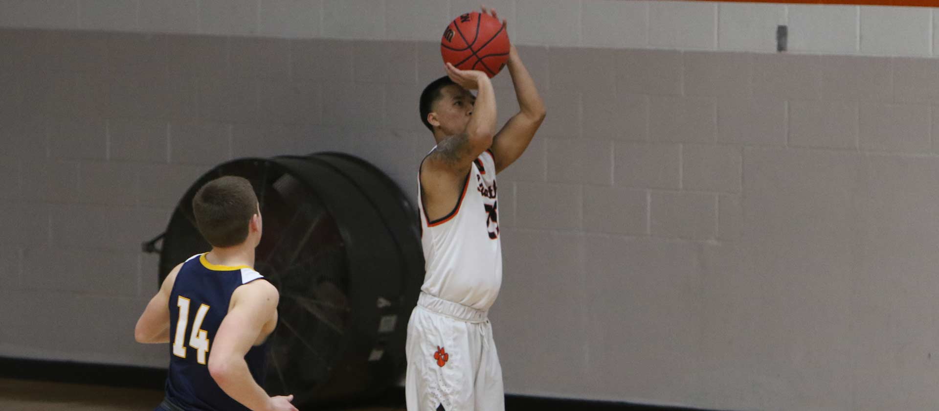 Men's basketball suffers loss at Fontbonne