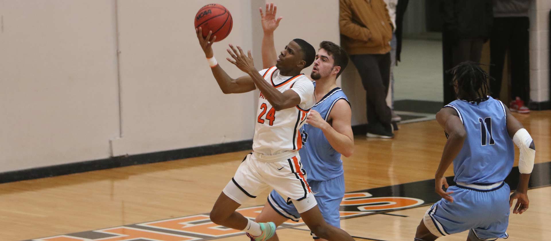 Men's basketball breaks skid with win at Webster