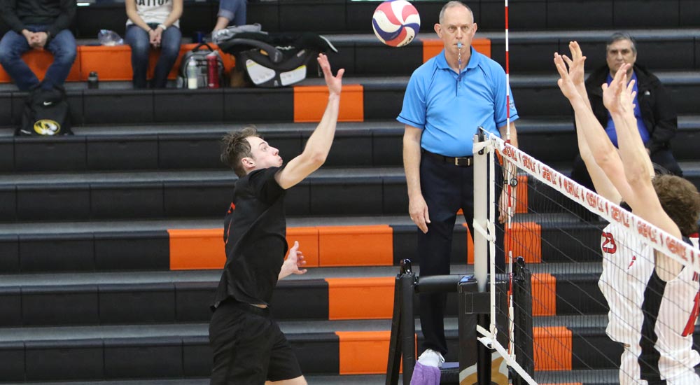 Men’s volleyball drops four set match to NCAA Division III No. 8 North Central
