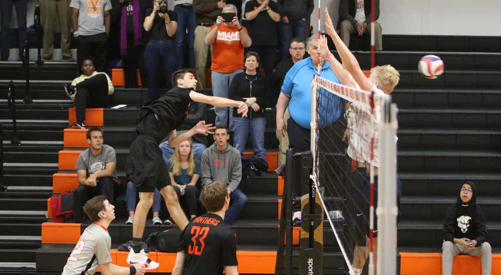 Men's volleyball concludes 2019 season with win over Olivet
