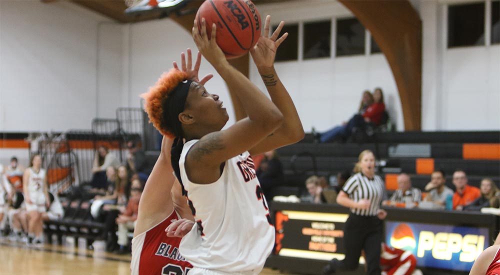 Women's basketball keeps perfect SLIAC record with win at MacMurray