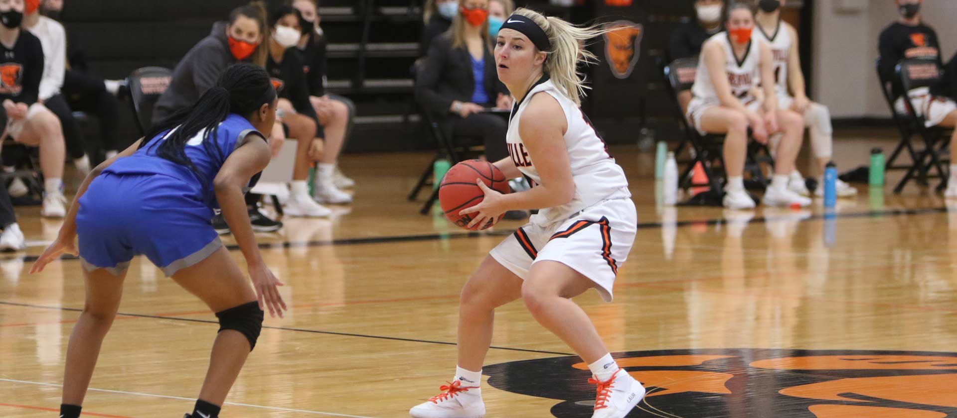 Women's basketball earns conference road win at Spalding