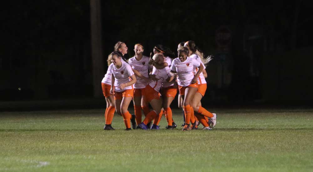 Women's soccer stays undefeated in SLIAC play with win at MacMurray