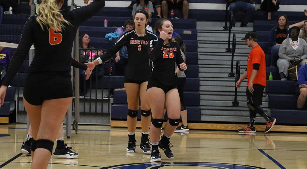 Women's volleyball splits matches on Saturday