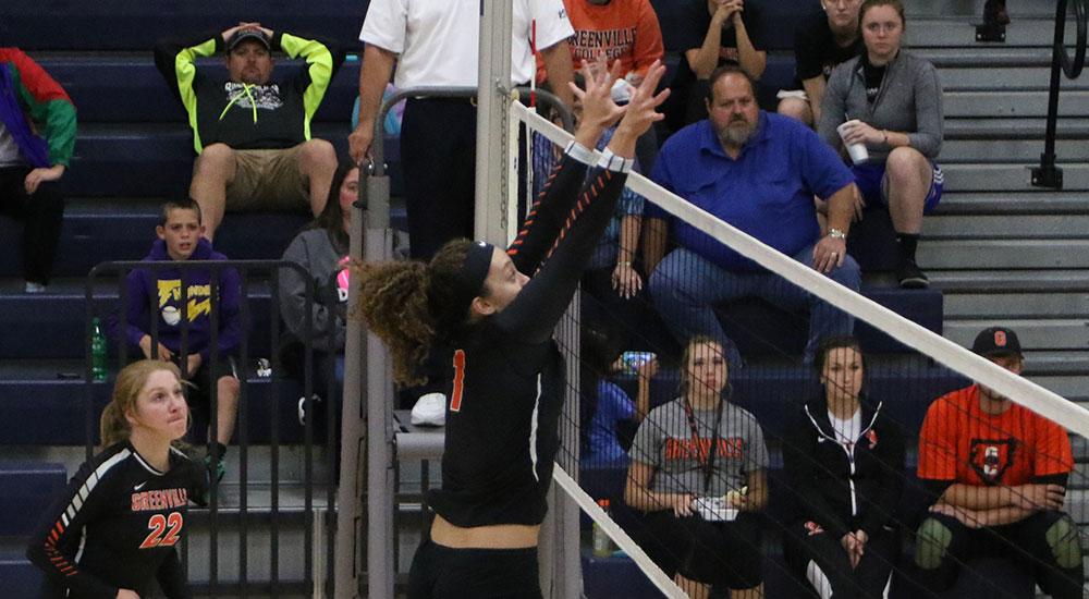 Women's volleyball splits final matches at Illinois College