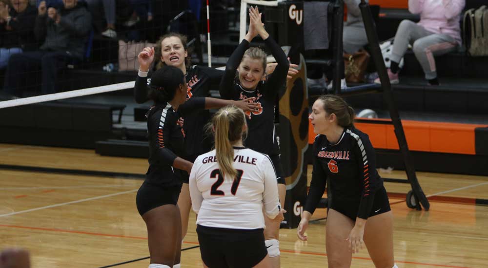Women's volleyball moves back to the top of the SLIAC