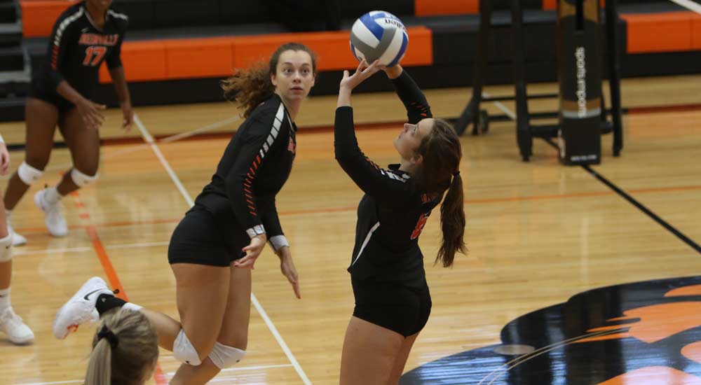 Women's volleyball sweeps Fontbonne in fifth straight victory