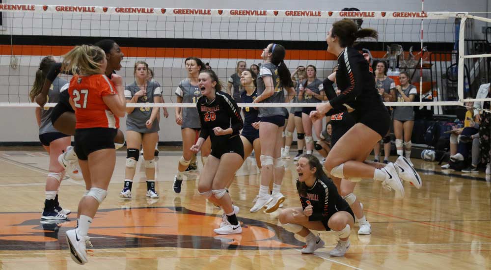 Women's volleyball survives five-set battle with Webster