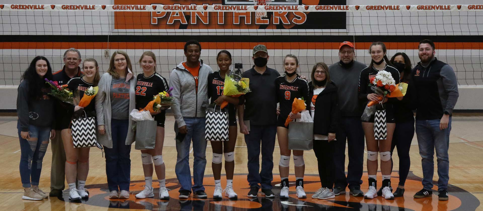 Women's volleyball rises to first with Senior Day win
