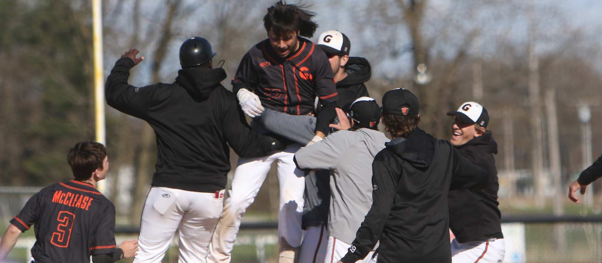 Baseball walks off Fontbonne in game one, falls 11-9 in game two