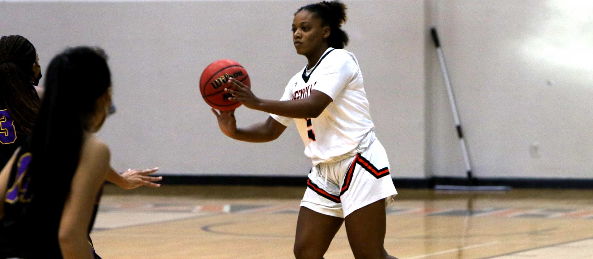 Women's basketball drops 89-47 contest at Fontbonne