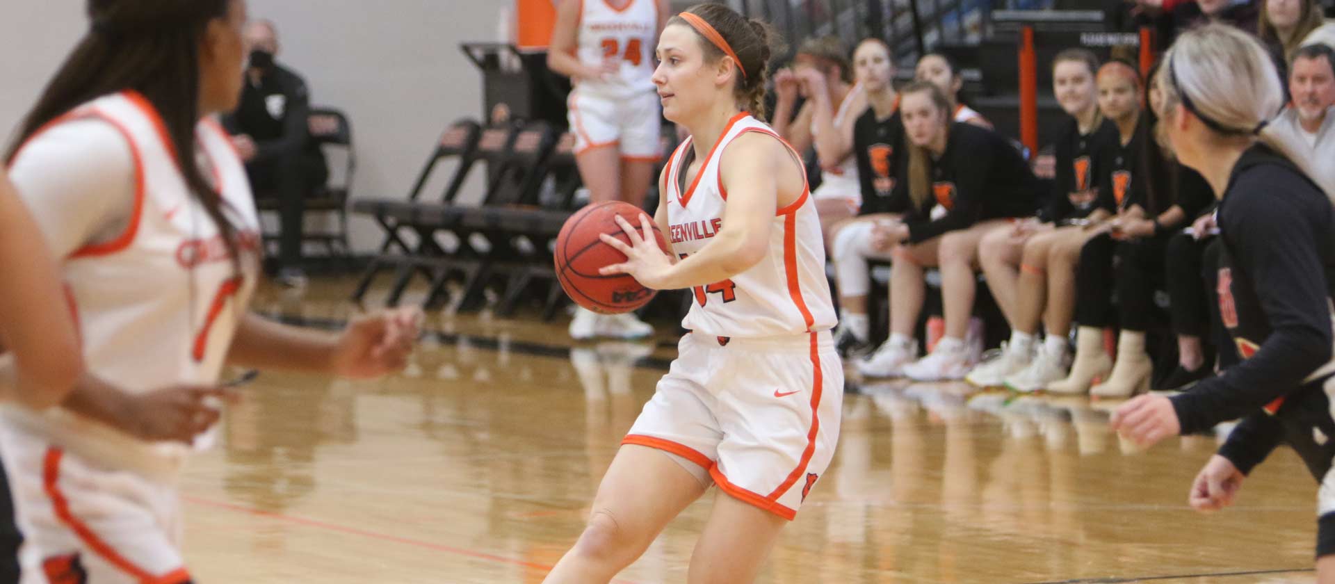 Women's basketball climbs to third place in SLIAC standings