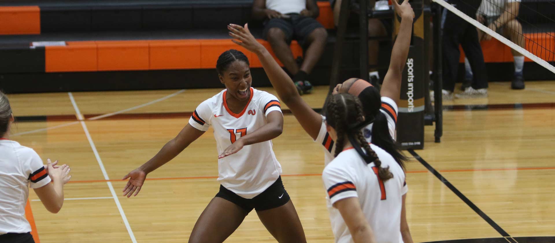 Women's volleyball moves closer to SLIAC title with three set win over Westminster
