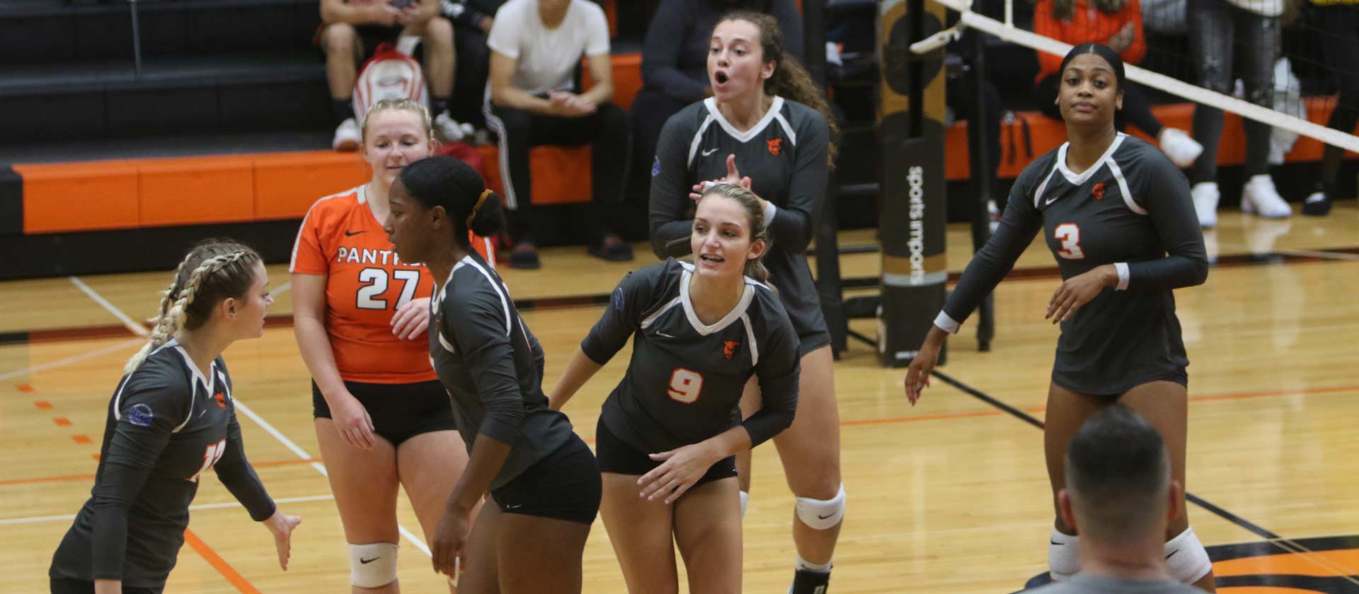 Women's volleyball falls in three sets against Washington-St. Louis