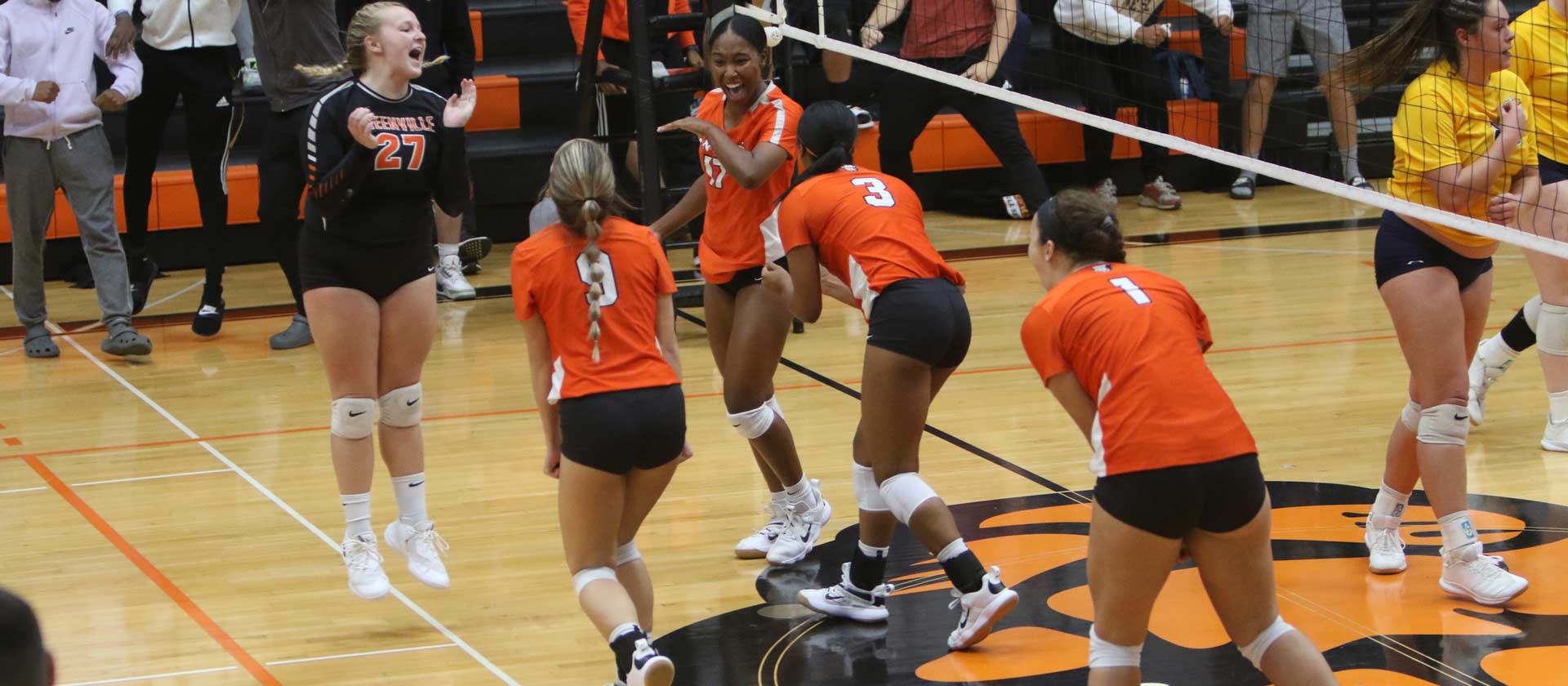 Women's volleyball clinches hosting rights for SLIAC tournament with win over Webster
